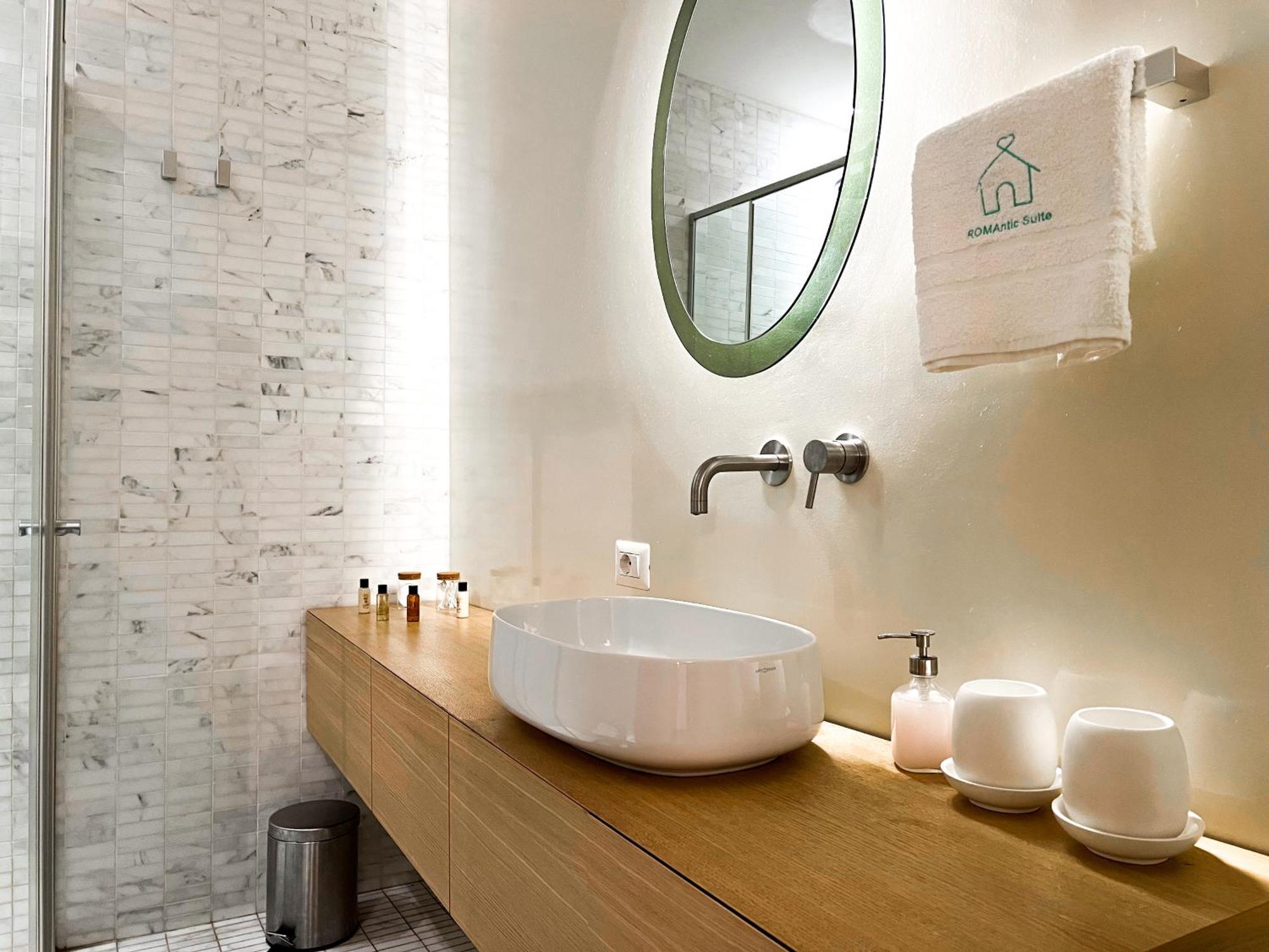 Luxury House & Secret Garden - Strategic Location, 100M To Metro B Apartment โรม ภายนอก รูปภาพ